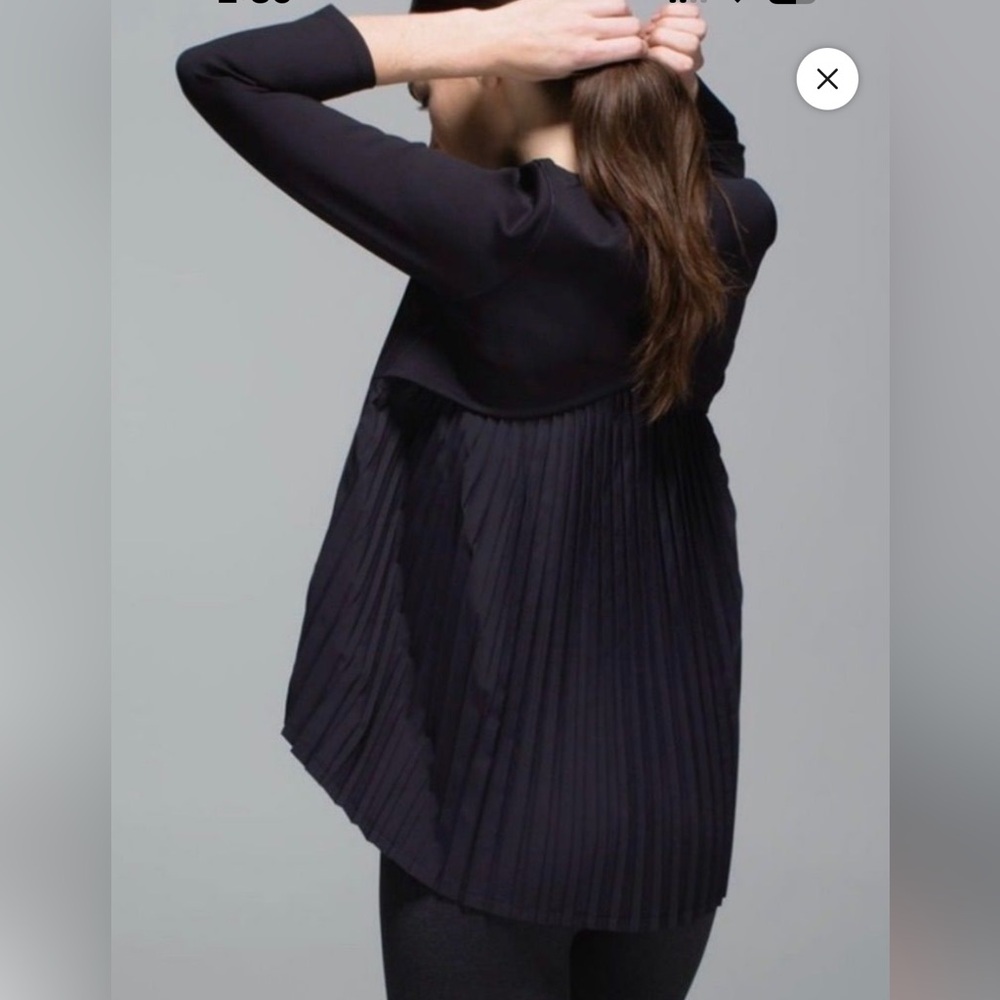 Lululemon Pleat On Long Sleeve Size 4